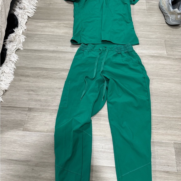 Green scrub set - Picture 3 of 7